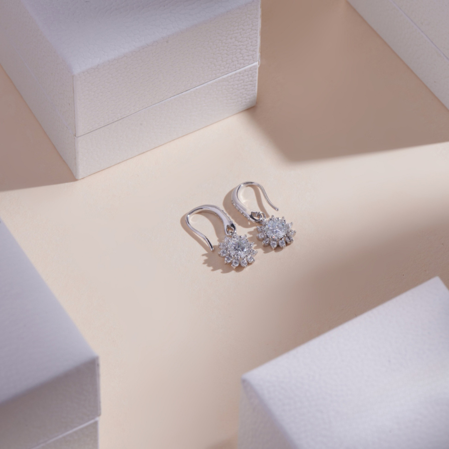 ELOREVA Sunflower Moissanite Earrings 5mm – Platinum Plated 925 Sterling Silver (GRA Certified)