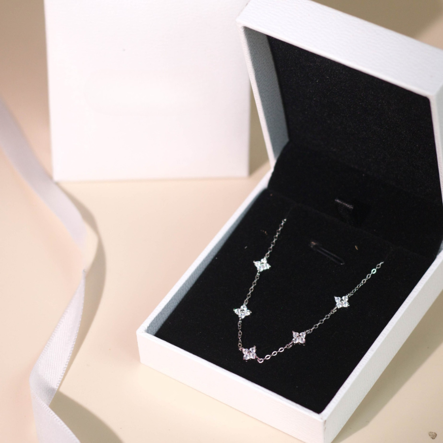 ELOREVA Ellis Four-Leaf Clover Necklace – Platinum Plated 925 Sterling Silver