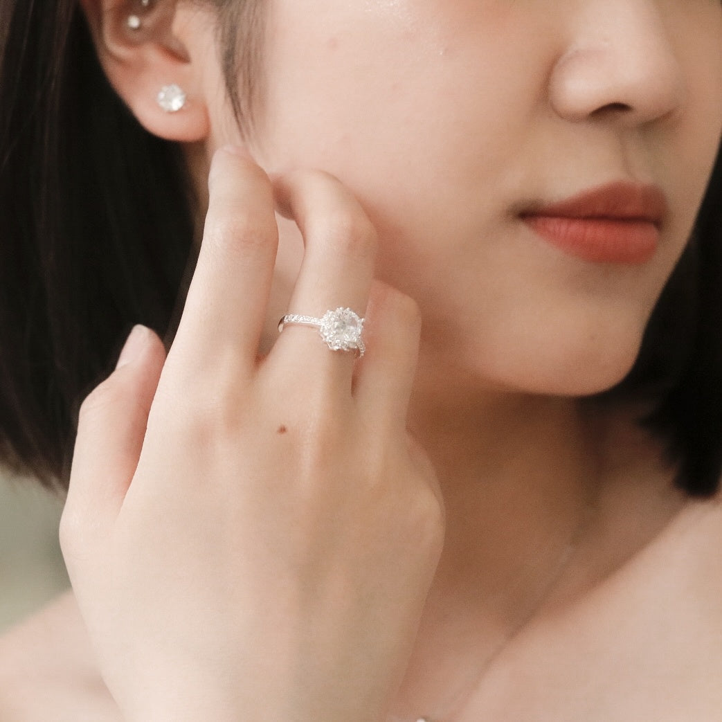 ELOREVA 5mm Moissanite Flower Ring GRA – Platinum Plated 925 Sterling Silver