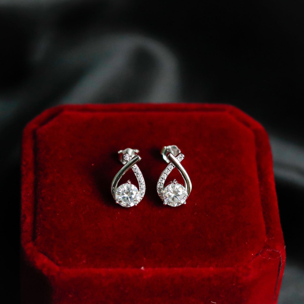 ELOREVA Morning Dew Moissanite Stud Earrings 5mm – Platinum Plated 925 Sterling Silver (GRA Certified)