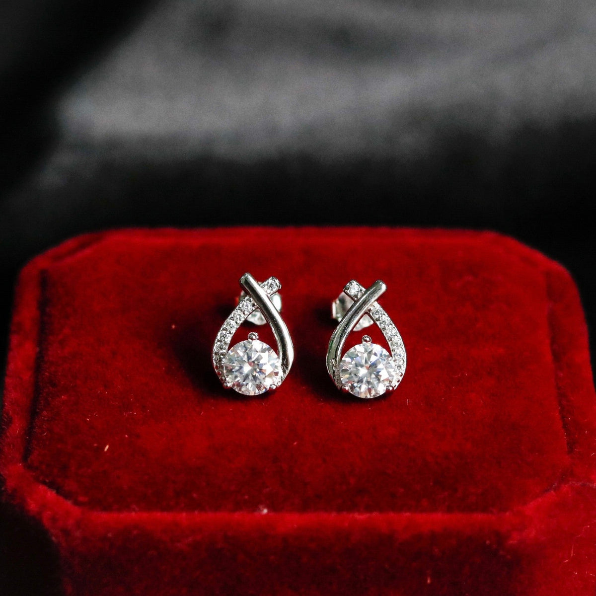 ELOREVA Morning Dew Moissanite Stud Earrings 5mm – Platinum Plated 925 Sterling Silver (GRA Certified)