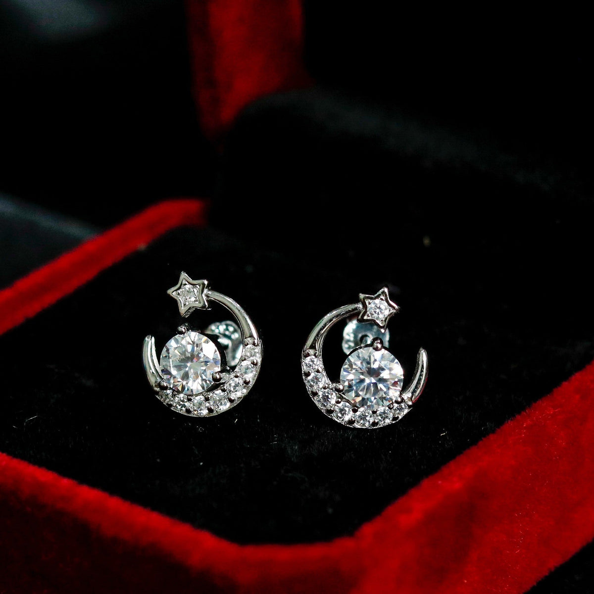 ELOREVA Moon & Star Moissanite Stud Earrings 5mm – Platinum Plated 925 Sterling Silver (GRA Certified)