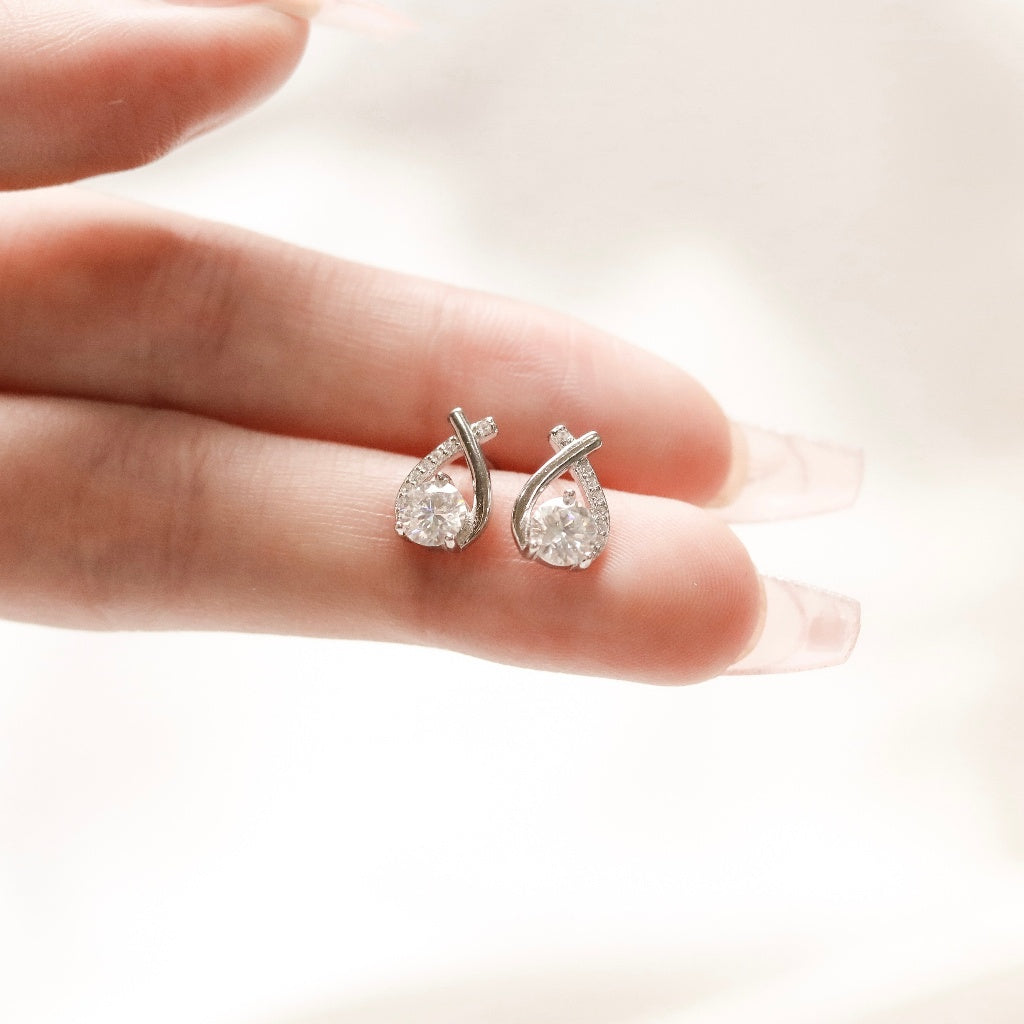 ELOREVA Morning Dew Moissanite Stud Earrings 5mm – Platinum Plated 925 Sterling Silver (GRA Certified)