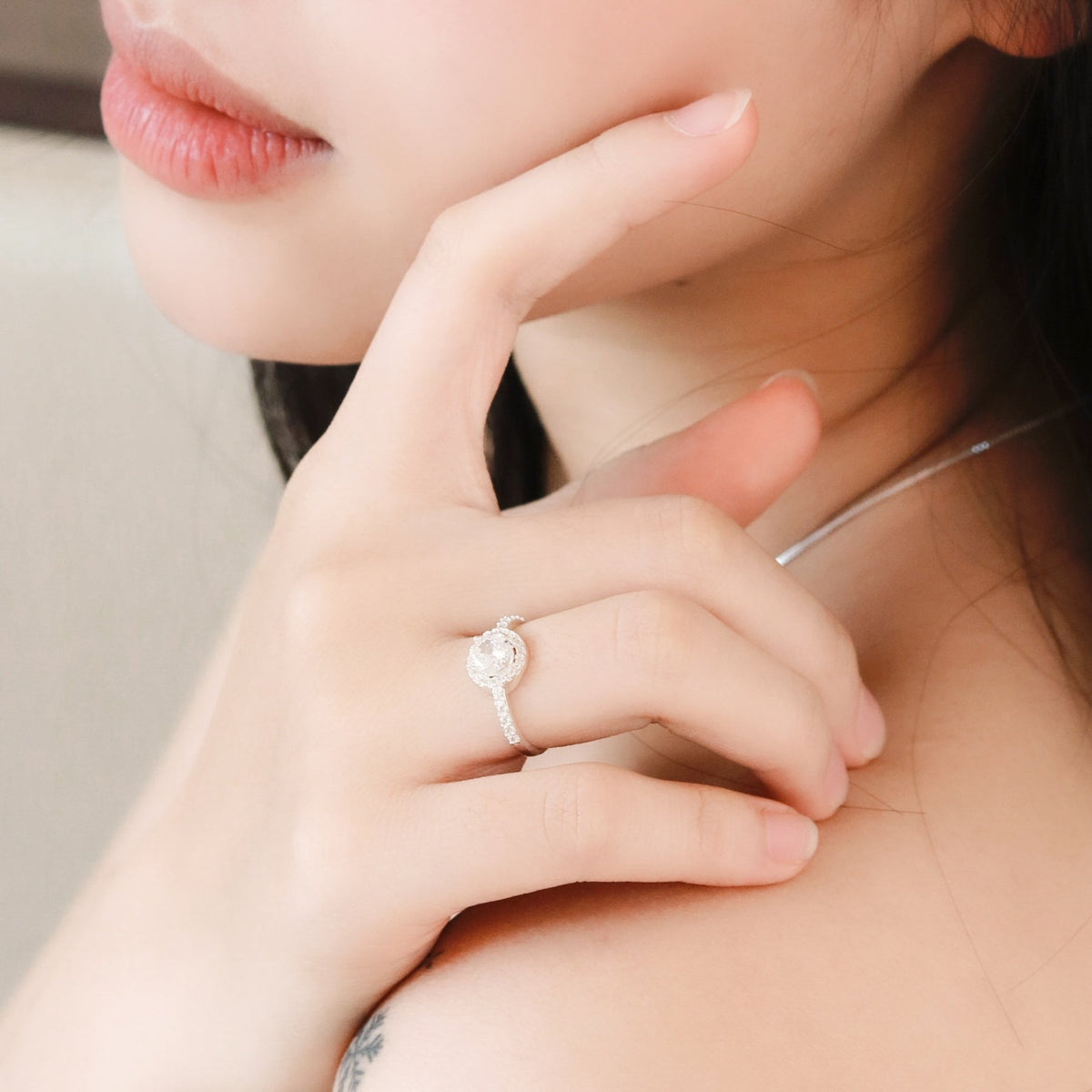 ELOREVA 5.5mm Moissanite Round Ring GRA ELVDA12 – Platinum Plated 925 Sterling Silver