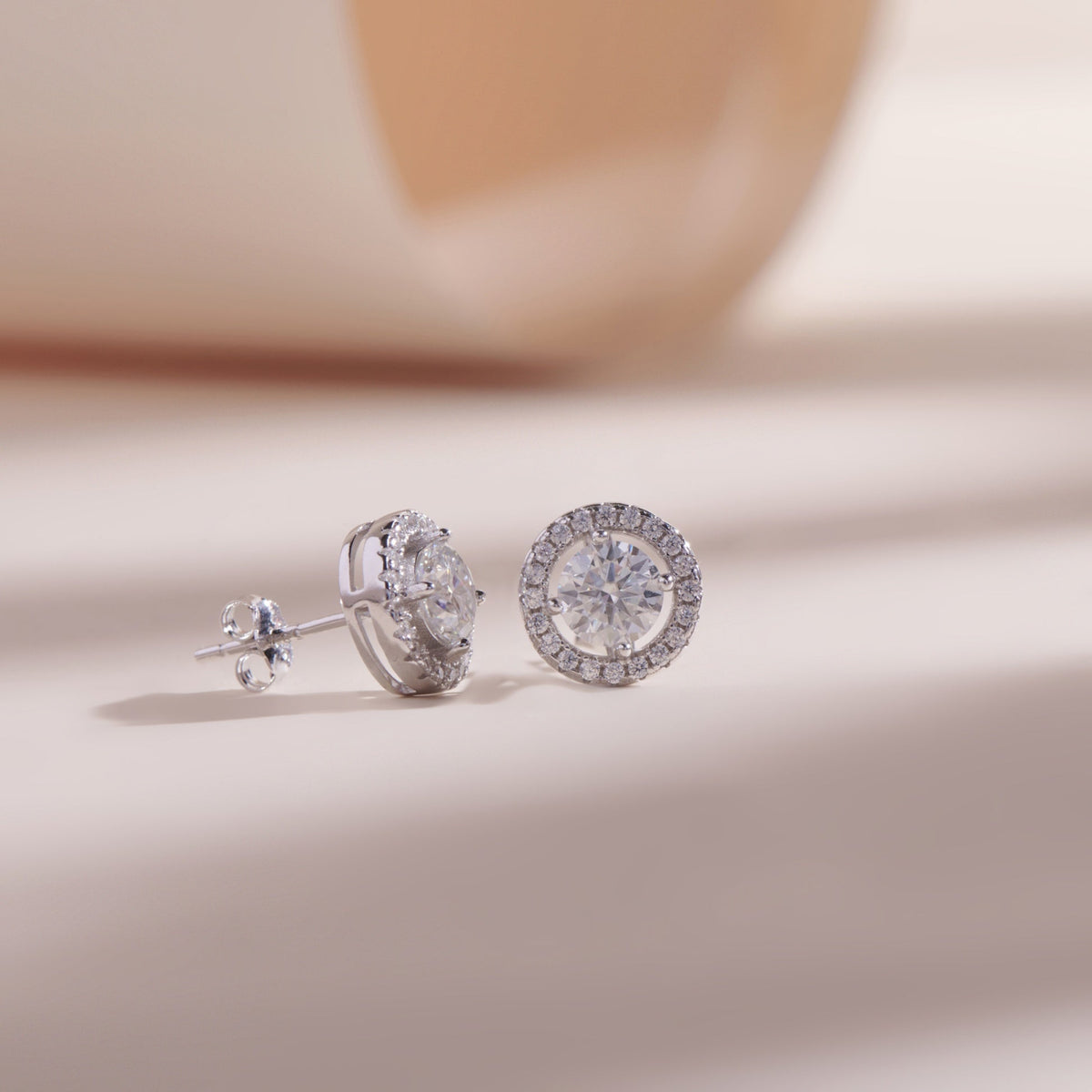 ELOREVA Moissanite Stud Earrings 5mm – Platinum Plated 925 Sterling Silver (GRA Certified)