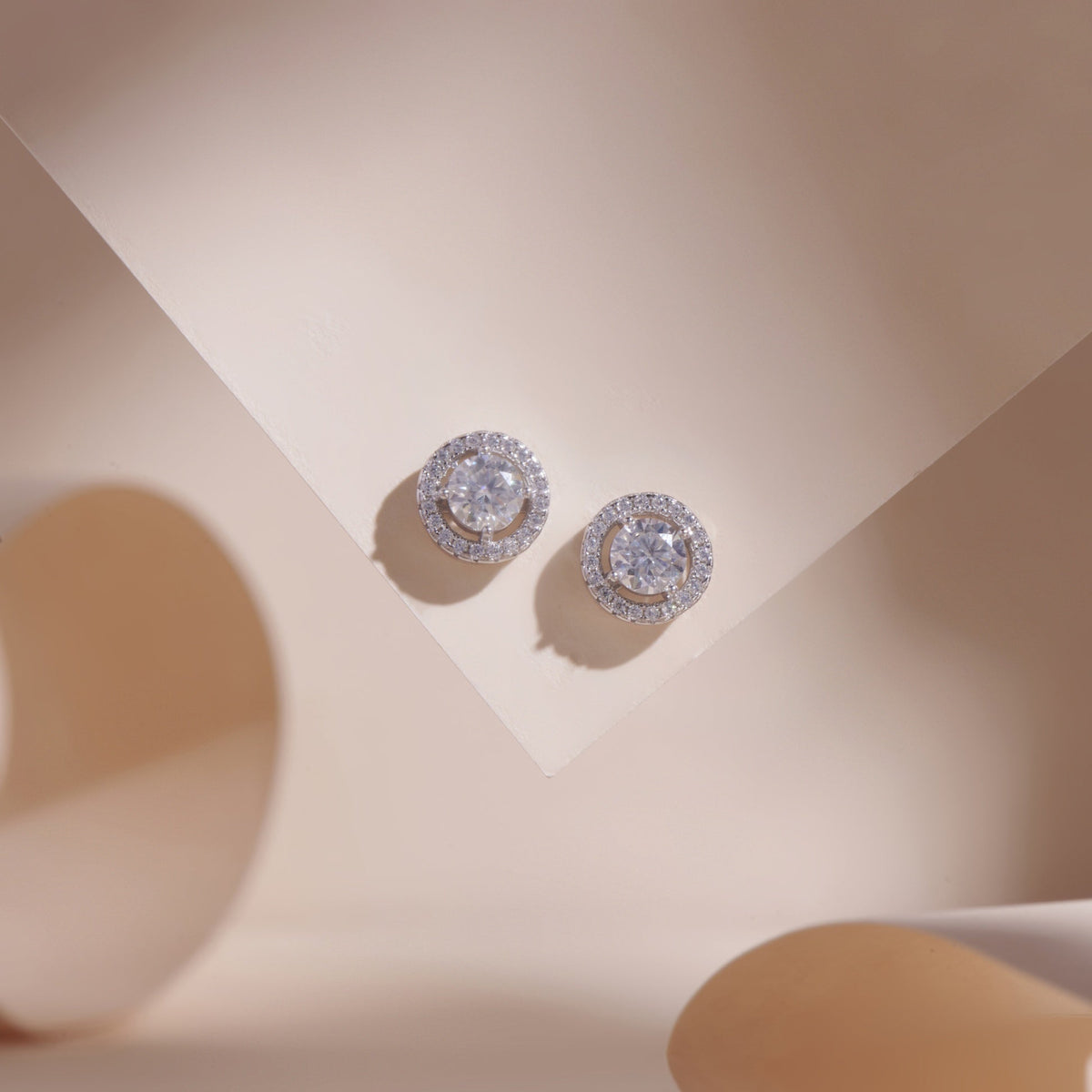 ELOREVA Moissanite Stud Earrings 5mm – Platinum Plated 925 Sterling Silver (GRA Certified)