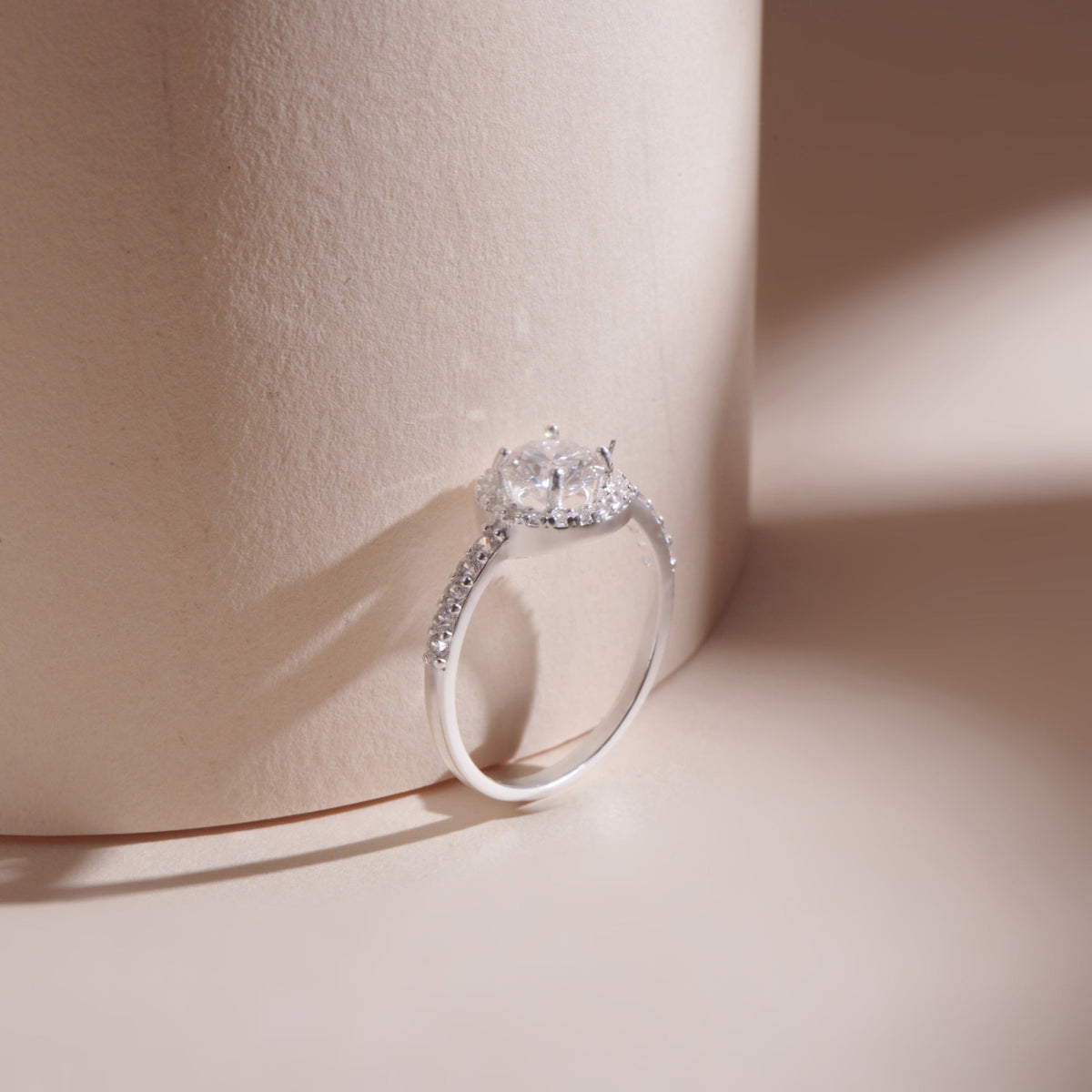ELOREVA 5.5mm Moissanite Round Ring GRA ELVDA12 – Platinum Plated 925 Sterling Silver
