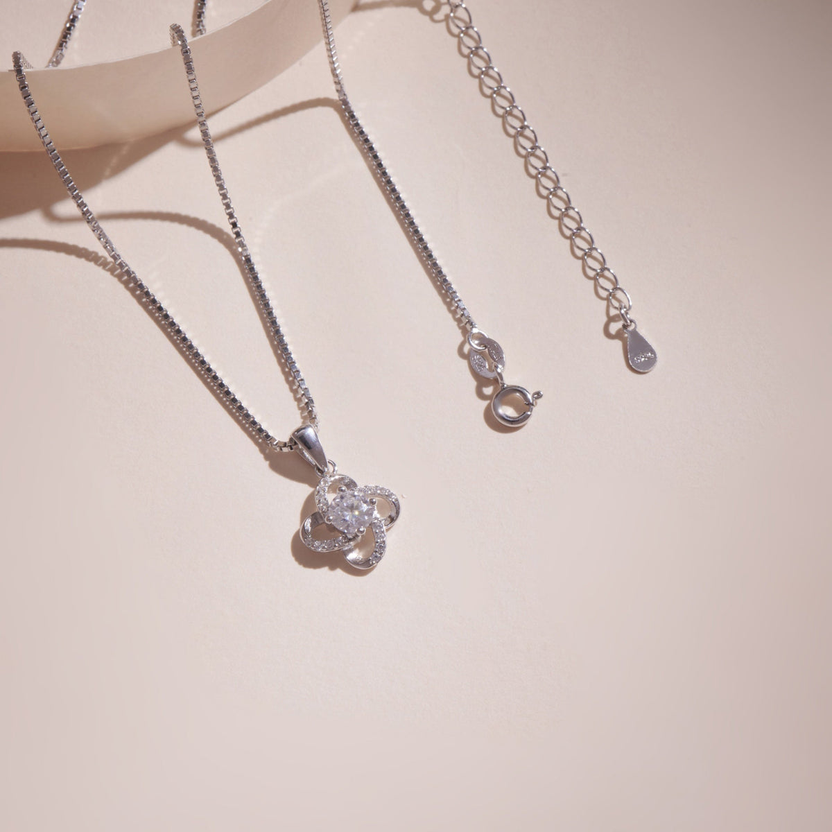 ELOREVA Moissanite Four Leaf Clover Necklace 5mm GRA – 925 Sterling Silver