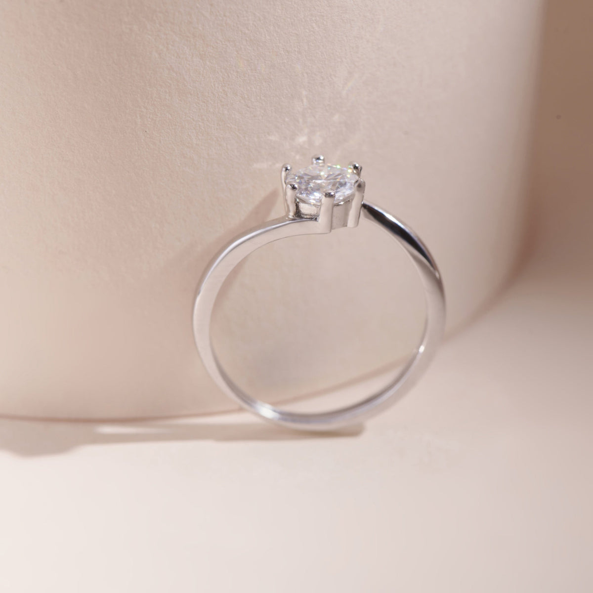 ELOREVA 5.5mm Moissanite Ring GRA ELVDA92 – Platinum Plated 925 Sterling Silver (Adjustable)