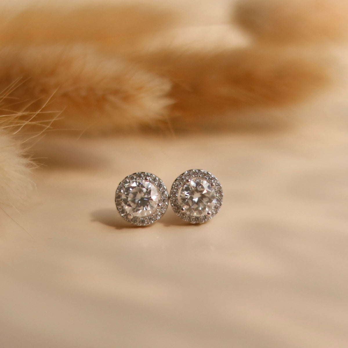 ELOREVA Round Moissanite Stud Earrings 6mm – Platinum Plated 925 Sterling Silver (GRA Certified)