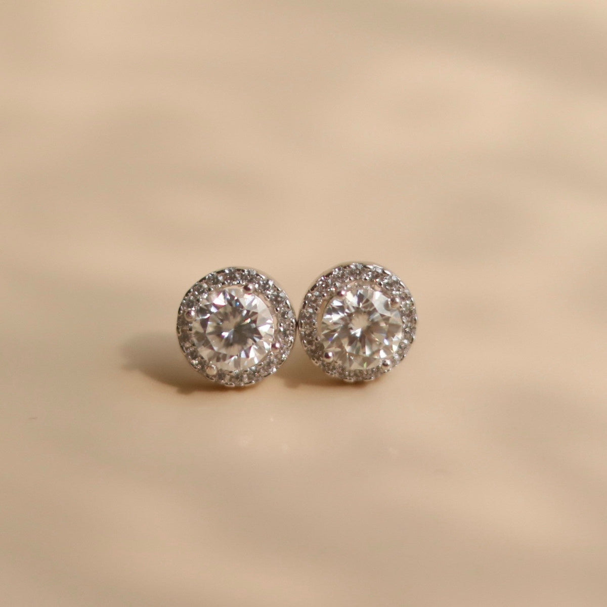 ELOREVA Round Moissanite Stud Earrings 6mm – Platinum Plated 925 Sterling Silver (GRA Certified)
