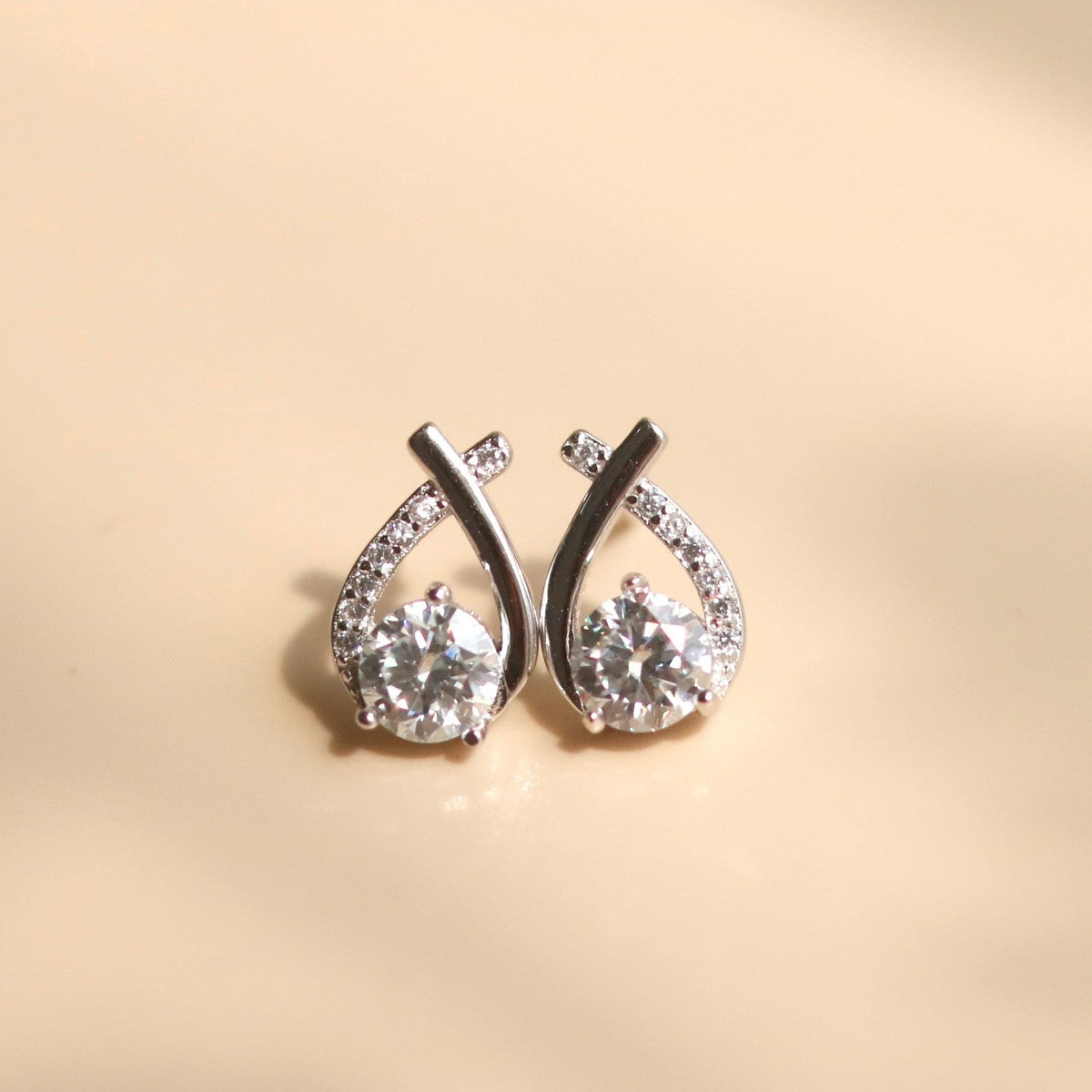 ELOREVA Morning Dew Moissanite Stud Earrings 5mm – Platinum Plated 925 Sterling Silver (GRA Certified)