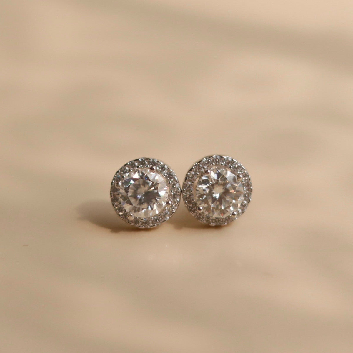 ELOREVA Round Moissanite Stud Earrings 6mm – Platinum Plated 925 Sterling Silver (GRA Certified)