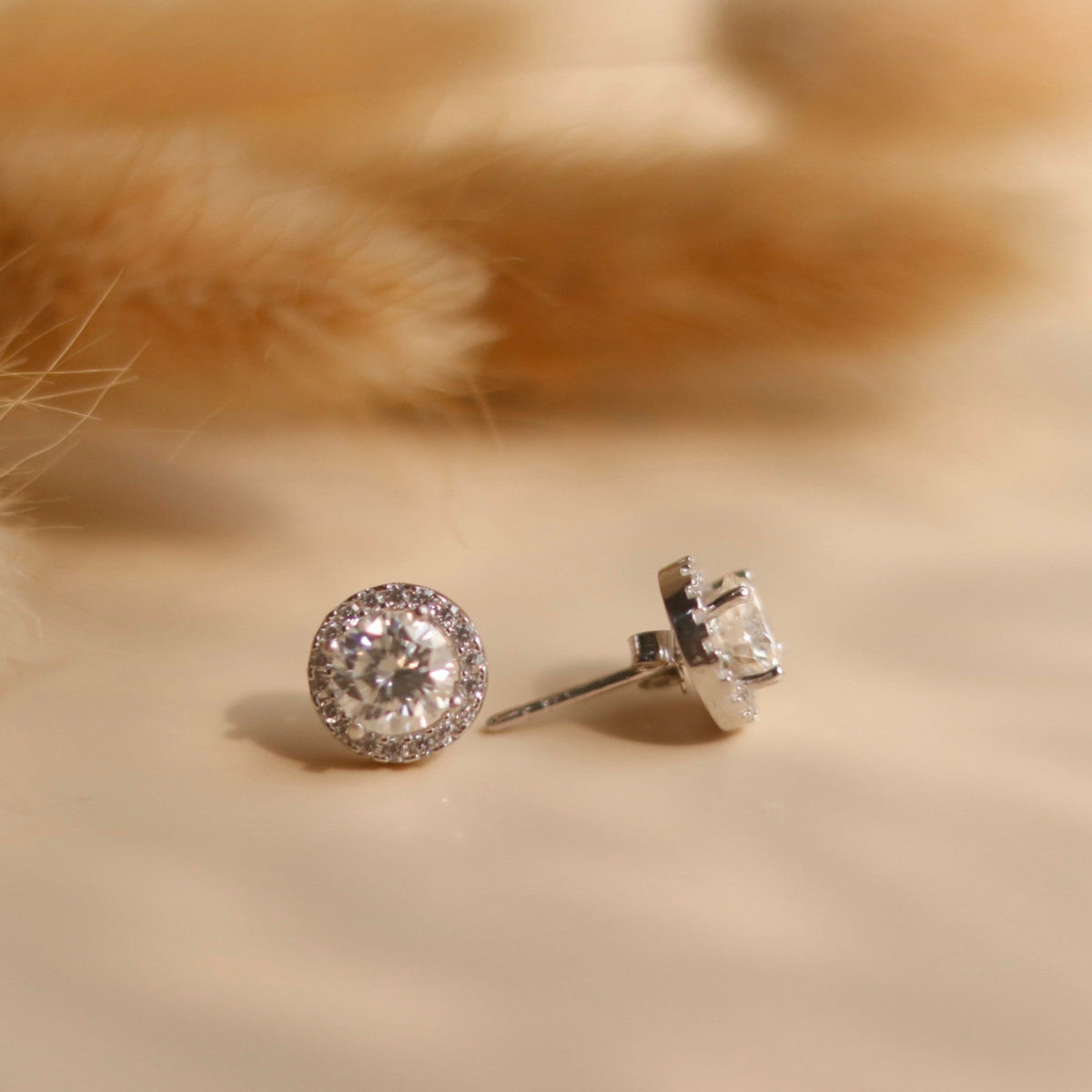 ELOREVA Round Moissanite Stud Earrings 6mm – Platinum Plated 925 Sterling Silver (GRA Certified)