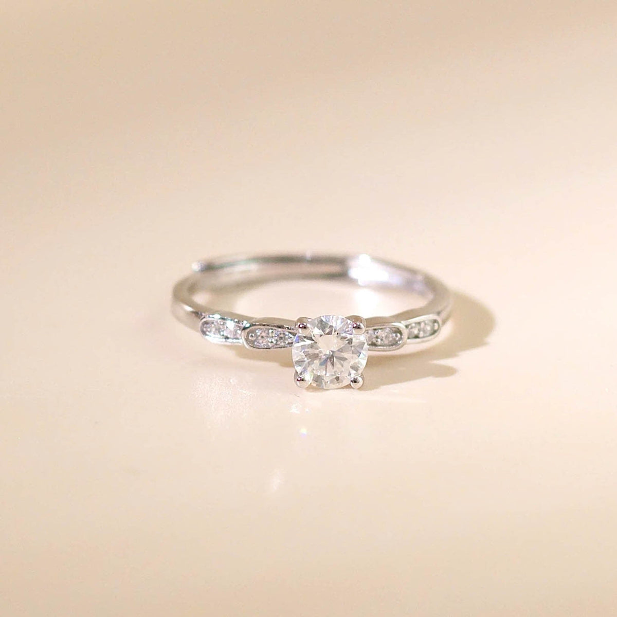 ELOREVA 5mm Moissanite Ring GRA ELVDA128 – Platinum Plated 925 Sterling Silver (Adjustable)