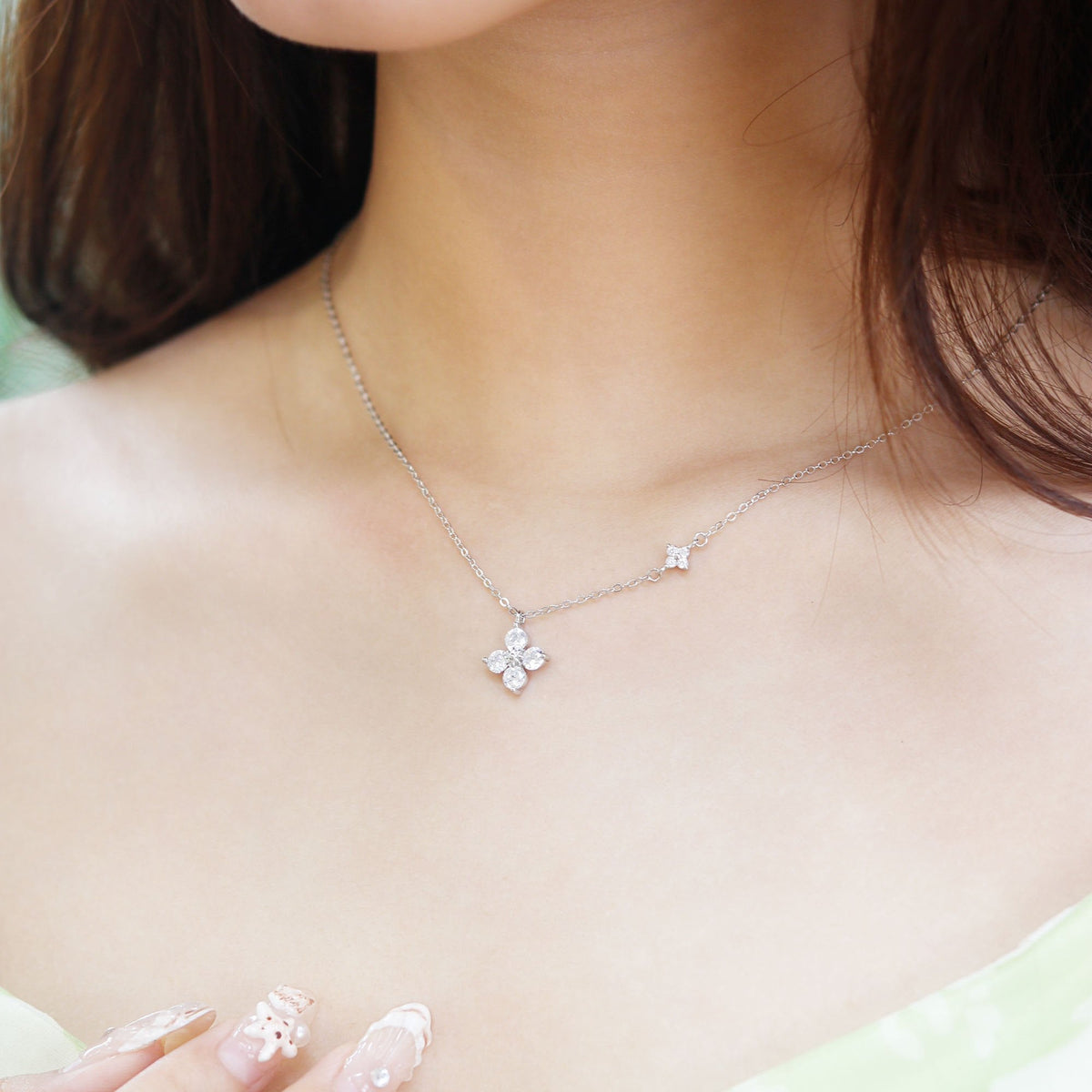 ELOREVA Lani Four-Leaf Clover Necklace – Platinum Plated 925 Sterling Silver