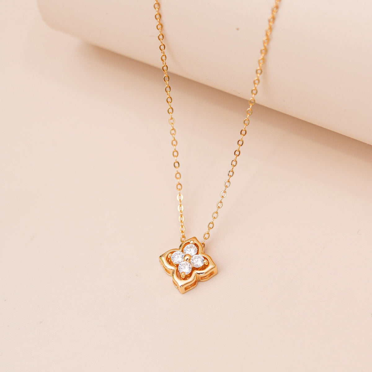 ELOREVA 18K Gold or Platinum Plated Four Leaf Clover Necklace – 925 Sterling Silver