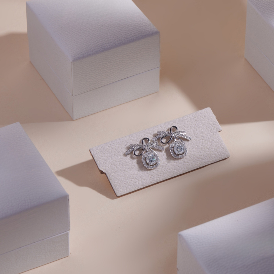 ELOREVA Bow Moissanite Stud Earrings 5mm – Platinum Plated 925 Sterling Silver (GRA Certified)
