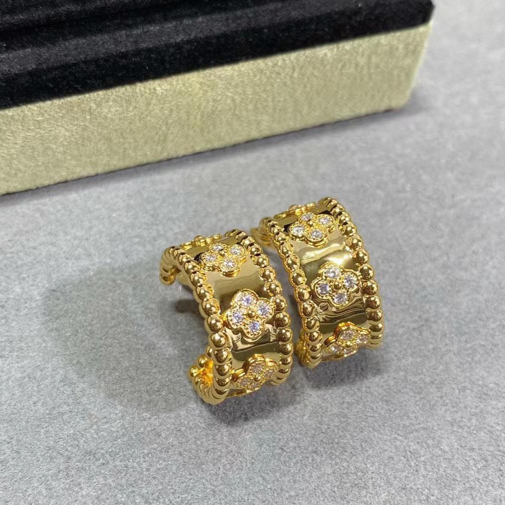 18K Celestial Yellow Gold Perl̩e Clovers Hoop Earrings